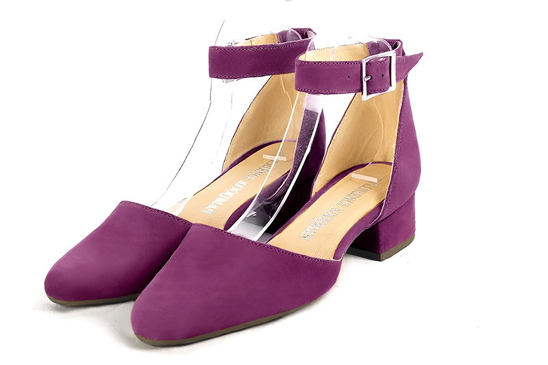 Mulberry purple women's open side shoes, with a strap around the ankle. Round toe. Low block heels. Front view - Florence KOOIJMAN